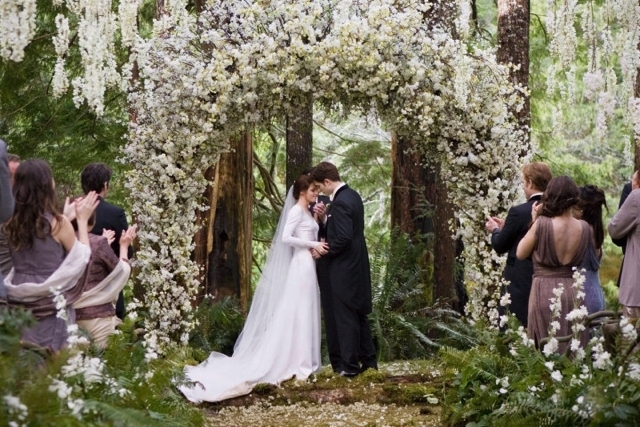 Twilight-Breaking-Dawn-Wedding-Dress-Kristen-Stewart-e1421180970634