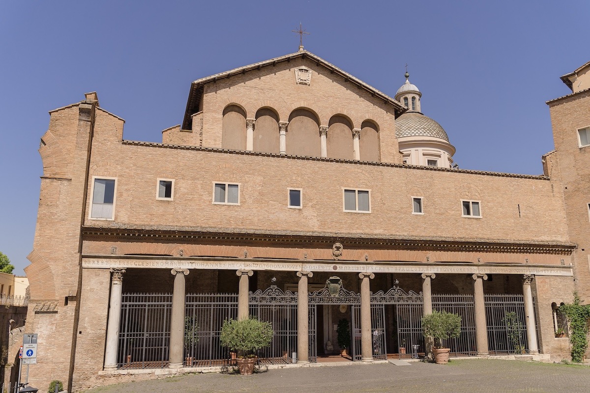Facciata della Chiesa dei Lampadari Roma – Basilica dei Santi Giovanni e Paolo