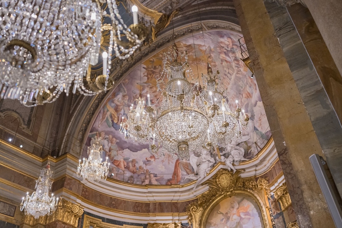 Lampadari di cristallo nella navata centrale della Chiesa dei Lampadari