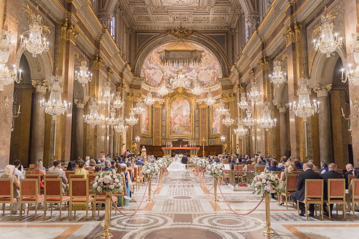 Panoramica interna della Basilica dei Santi Giovanni e Paolo illuminata