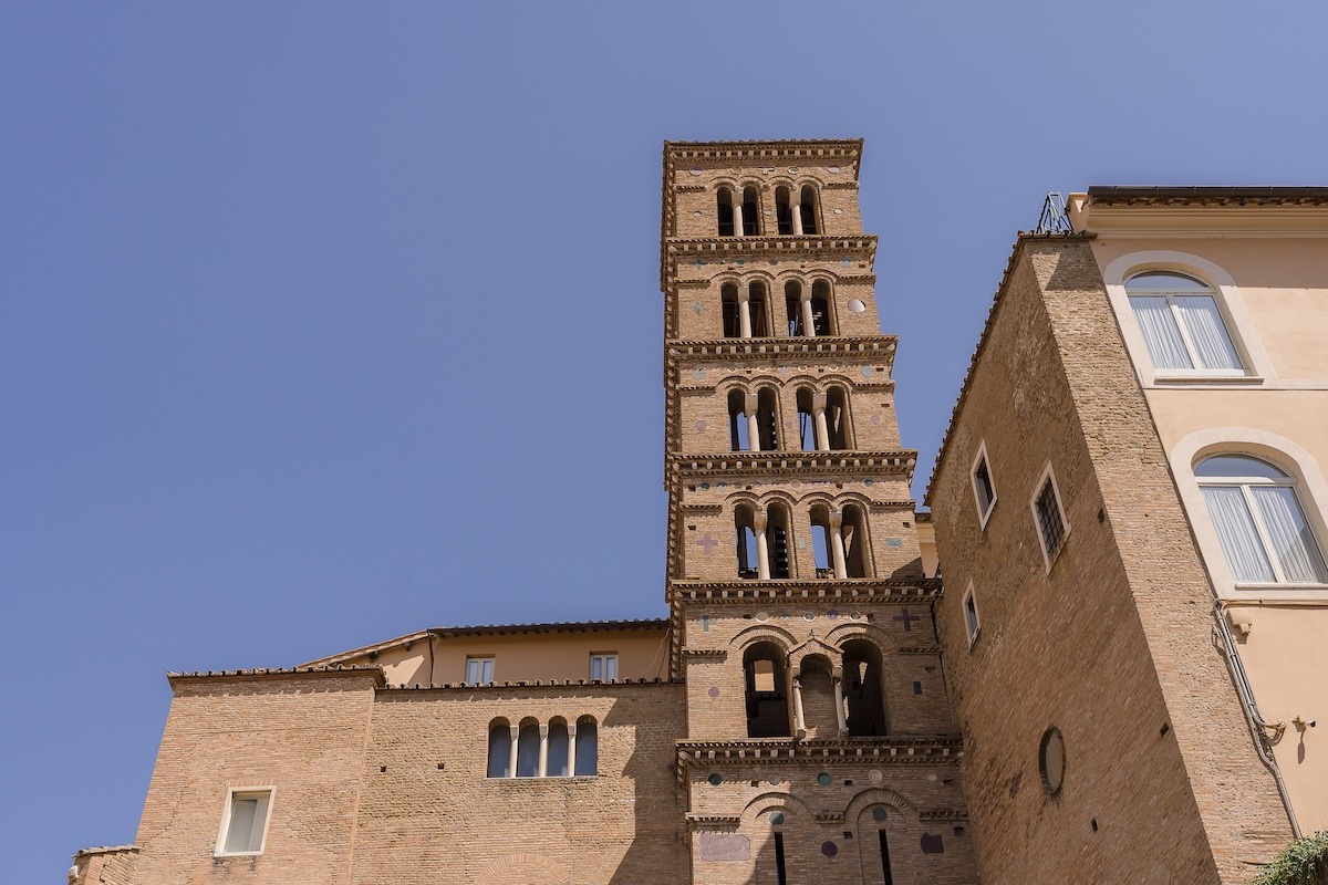 Vista esterna del campanile romanico della Basilica dei Santi Giovanni e Paolo