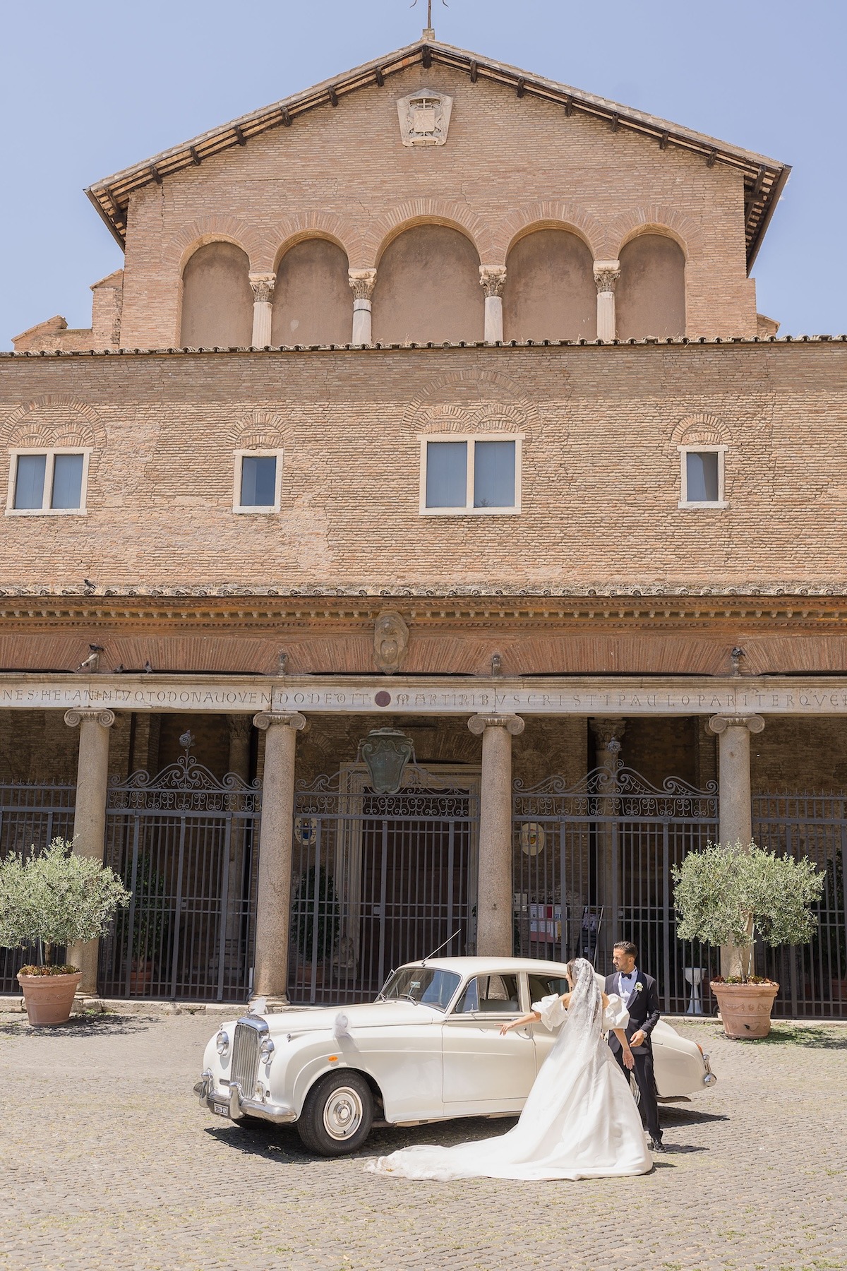 ingresso sposi alla Basilica dei Santi Giovanni e Paolo Roma